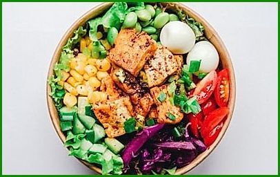 Ensalada saludable con ingredientes frescos