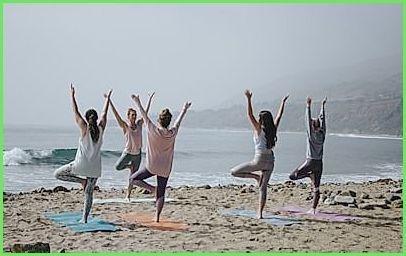 Mujer meditando en posición de yoga